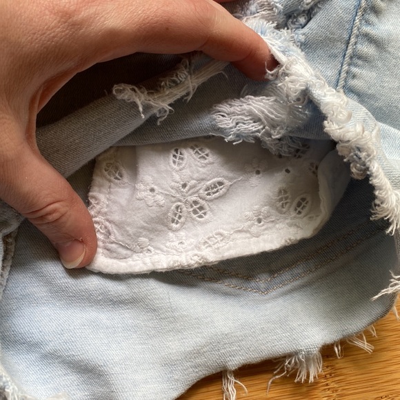 American Eagle Size 4 - Hi-Rise Shortie - womens jean shorts light wash - Picture 3 of 5